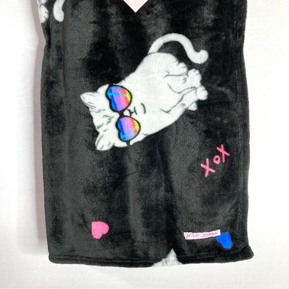 Betsey Johnson Black Cool Cat Ultra Soft Plush Throw 50”x60” NWT Rainbow Groovy - Picture 5 of 9